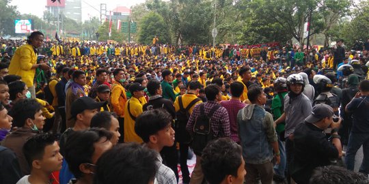 Demo di Palembang Memanas, Mahasiswa Bentrok dengan Polisi