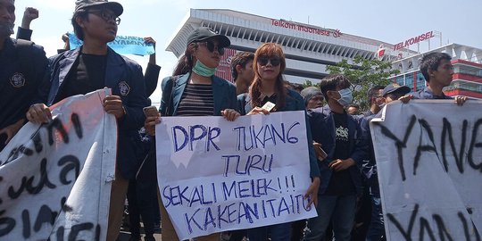 Ribuan Mahasiswa Demo di Kantor Gubernur Jateng