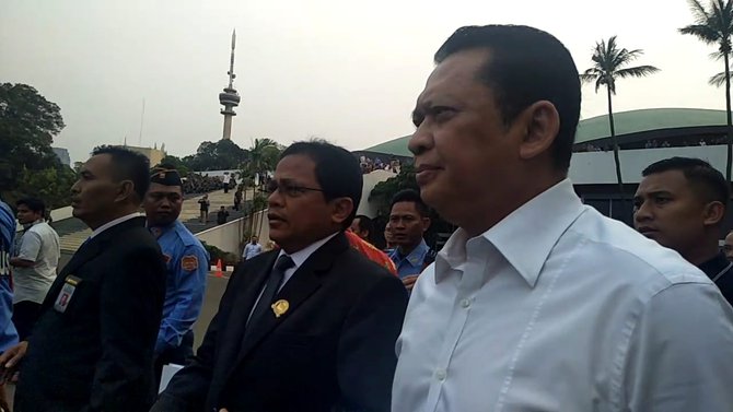 ketua dpr bambang soesatyo melihat aksi demo mahasiswa