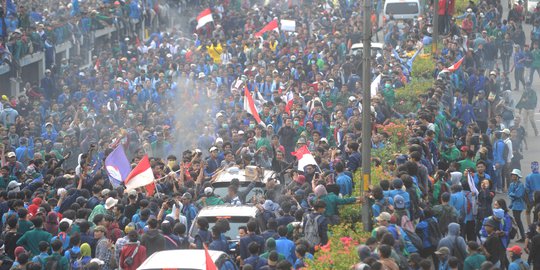 Depan DPR Dikuasai Polisi, Mahasiswa Terus Dipukul Mundur