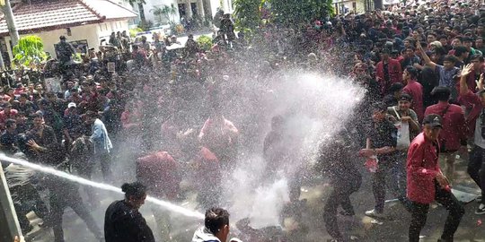 Demo Mahasiswa di Malang Berakhir Bentrok, Polisi Semprotkan Water Canon