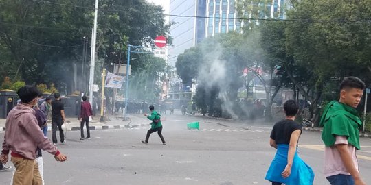 Mahasiswa Paksa Masuk ke DPRD Sumut, Polisi Pukul Mundur Pakai Gas Air Mata