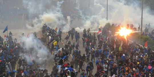 Bentrokan Polisi dan Mahasiswa Pecah di DPR