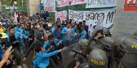 Aksi Ricuh Polisi dan Mahasiswa di Gerbang DPR