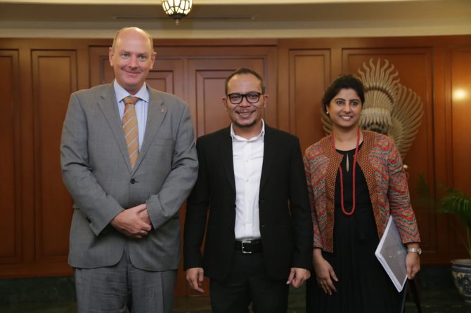 menaker hanif dhakiri saat menerima courtesy call duta besar selandia baru untuk indonesia jonathan austin