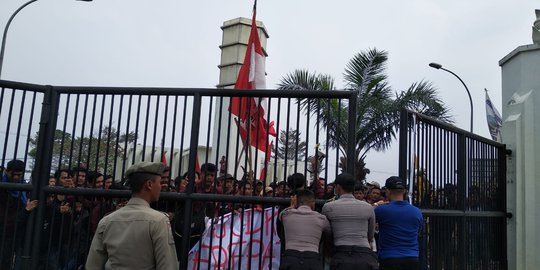 Demo Tolak RKUHP dan Pertahanan di Serang, Massa Jebol Pagar Kantor Gubernur