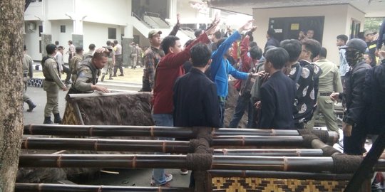 Demo di Tasikmalaya Ricuh, Mahasiswa Robohkan Gapura DPRD