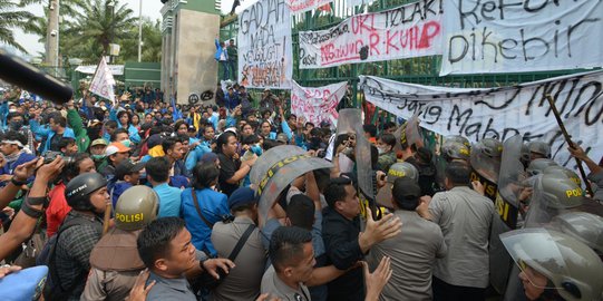 Ratusan Mahasiswa Putar Balik Demo ke Gedung Belakang DPR