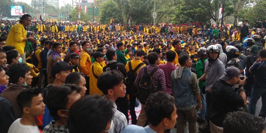 Demo Bentrok dengan Polisi, 28 Mahasiswa di Palembang Dilarikan ke RS
