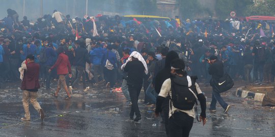 Demo Merembet ke Depan TVRI, Massa Bakar Pembatas Jalan