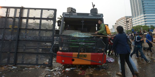 Demo Berakhir Ricuh, Pagar DPR Jebol dan Kendaraan Polisi Rusak