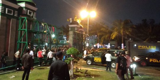 Polisi Kembali Tembakkan Gas Air Mata, Pendemo Depan DPR Balas Lempar Batu