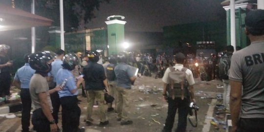 Anggota Brimob Luka Kena Lemparan Batu saat Bentrok dengan Mahasiswa di Belakang DPR