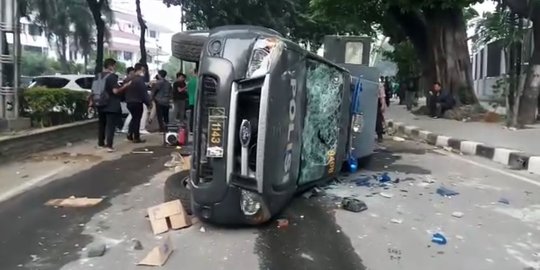 7 Mobil Dirusak Massa di Medan, Sempat Ada Gesekan Polisi dengan TNI