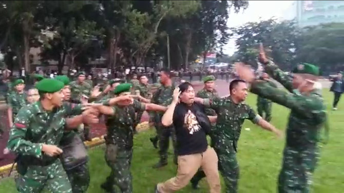 gesekan polisi dan tni di medan