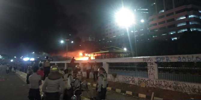  Pintu  Tol Depan  Kantor  BPK Dibakar merdeka com