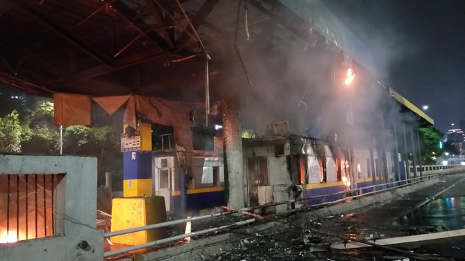 pintu tol depan bpk dibakar