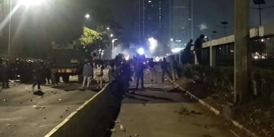 Pendemo Lempari Polisi Pakai Batu di Slipi, Dibalas Tembakkan Gas Air Mata