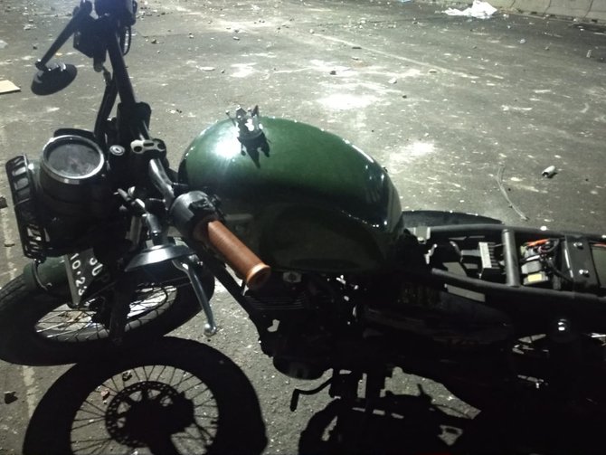 motor berserakan di lokasi demo dpr