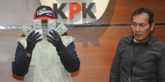 KPK Tunjukkan Barang Bukti Hasil OTT Dirut Perum Perindo