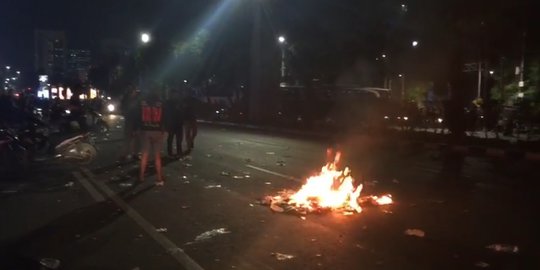 Massa Pendemo di Sekitar GBK Bakar Spanduk di Tengah Jalan