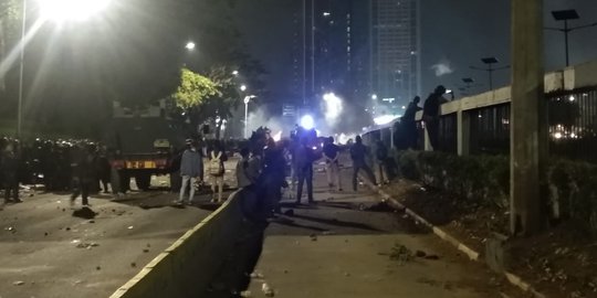Massa Pendemo dan Polisi Kembali Bentrok di Flyover Slipi