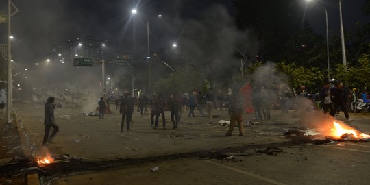 Massa Pendemo Lempar Molotov ke Pos Keamanan Belakang Gedung DPR