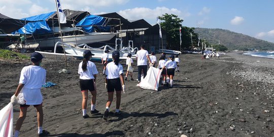 Aksi 'Clean Up the World' bersama Suzuki Marine di Pantai Kusamba