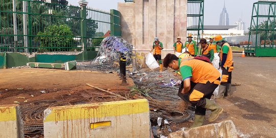 Usai Demo Berujung Ricuh di DPR, Tembok Dipenuhi Coretan dan Sampah Berserakan