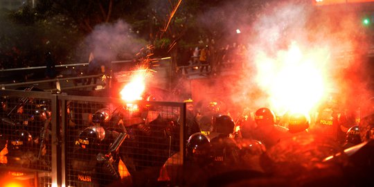 DKI Bersihkan Sisa-Sisa Demo Mahasiswa dan Perbaiki Taman yang Rusak