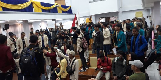 Ratusan Mahasiswa Duduki dan Berorasi di Ruang Paripurna DPRD Garut