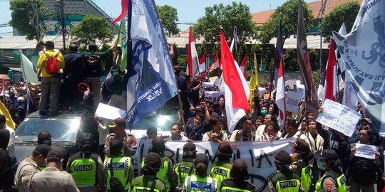 Tolak Pengesahan RUU KUHP, Gabungan Mahasiswa Jatim Geruduk Gedung DPRD