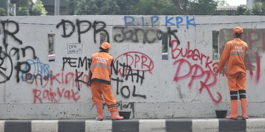 Berjibaku Memperbaiki Fasilitas Rusak di Depan Gedung DPR