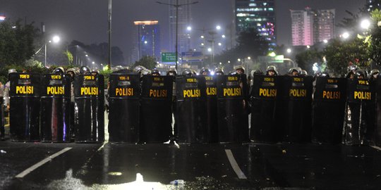 Viral Video Polisi Brutal Hajar Demonstran di JCC Senayan