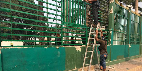 Setjen DPR Perbaiki Tiga Pintu Gerbang yang Dijebol Demonstran Mahasiswa