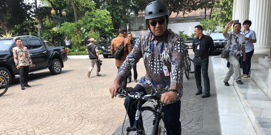 Pakai Batik, Anies Gowes Sepeda Hadiri Rapat Pemindahan Ibu Kota