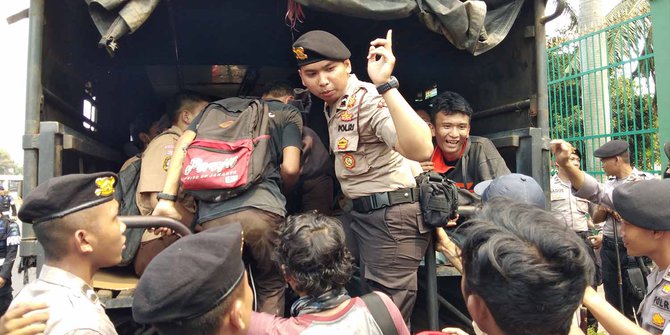 Gelar Aksi di Depan DPR, Puluhan Pelajar Diangkut ke Polda Metro Jaya