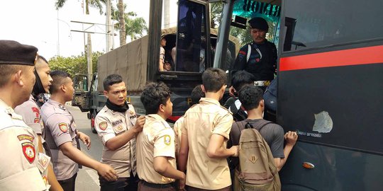 Polisi Amankan Besi Panjang Hingga Petasan dari Pelajar yang Demo di DPR