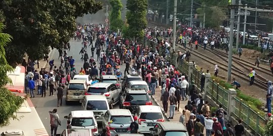 Mau Demo, Pelajar Bentrok dengan Polisi di Belakang DPR