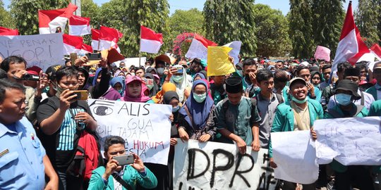 Tolak UU KPK, Mahasiswa Blokir Jalan dan Kepung Gedung DPRD Ponorogo