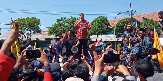 Copot Baju Dinas, Ketua DPRD Jatim Ikut Mendukung Tuntutan Para Mahasiswa