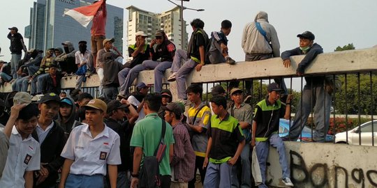 Buntut Demo Pelajar di DPR, Mobil Arah Slipi Tertahan Tol Dalam Kota