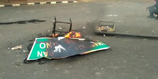 Kericuhan Pecah Dekat Stasiun Palmerah, Massa Pelajar Bakar Rambu Lalu Lintas