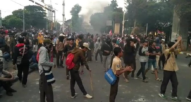 pelajar demo di dpr bentrok