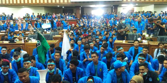 Mahasiswa Duduki Gedung Paripurna DPR Aceh