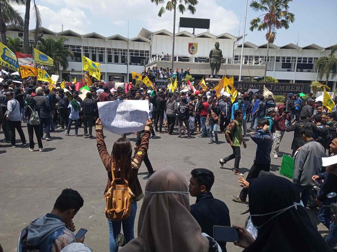 ribuan massa pmii jember turun ke jalan