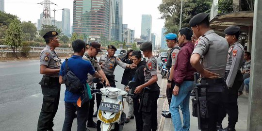 Polisi Razia Pelajar di Depan Polda Metro Jaya