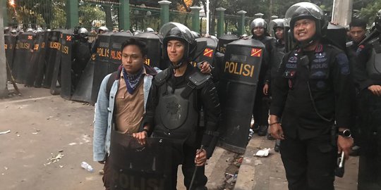 Pelajar Ajak Brimob Swafoto: Semangat Ya Pak, Jangan Keras-Keras