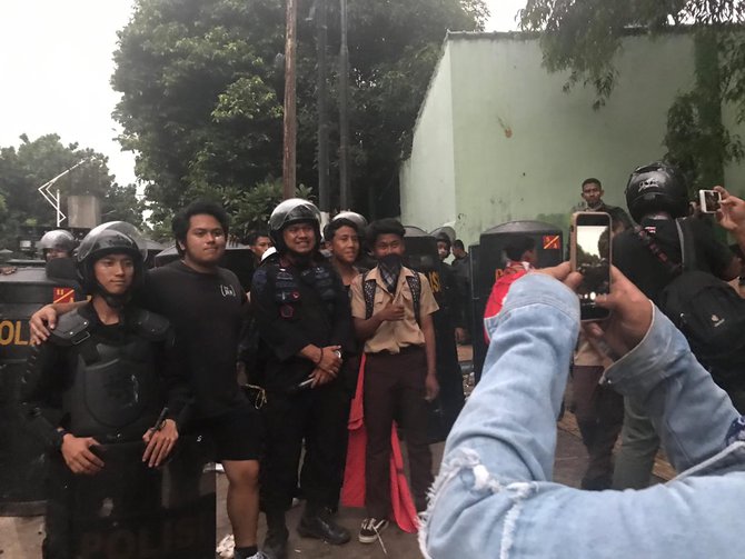 pelajar ajak foto bersama dengan petugas kepolisian