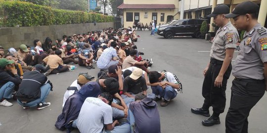 Polisi Temukan Pelajar Bawa Celurit saat Demo di DPR